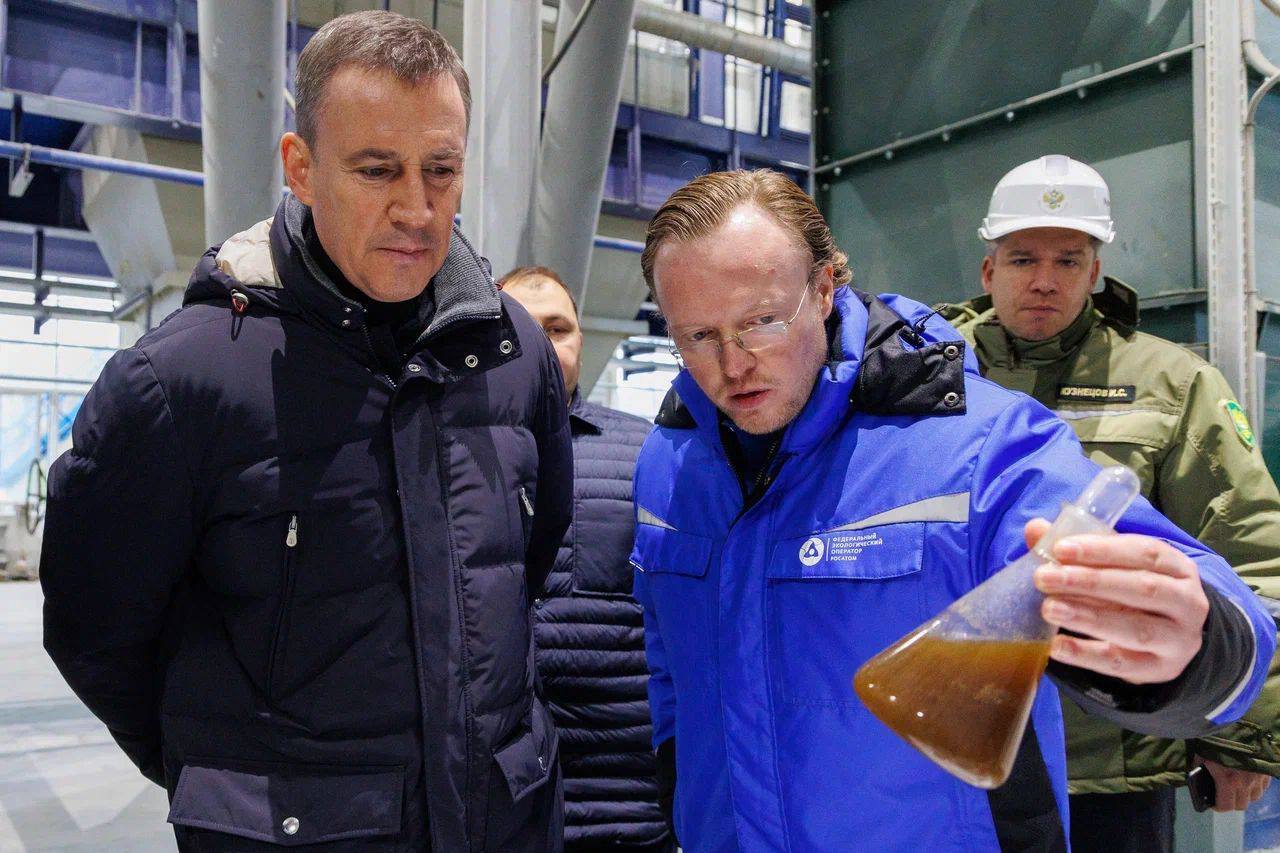 В Ленинградской области ведется работа по созданию системы утилизации отходов и устранения очагов ущерба окружающей среды Росатомом создана технологическая инфраструктура для переработки жидких и пастообразных отходов Установлены сооружения по обезвреживанию жидких отходов с 13 тью ступенями очистки Сейчас завершается строительство эшелонированной завесы Задача сооружения надёжно изолировать токсичные вещества размещенные на полигоне не позволяя им выходить за пределы его территории например в Балтийское море Заседание рабочей группы по контролю реализации проекта проходило при Комитете по аграрно продовольственной политике и природопользованию Совета Федерации Федерального Собрания Российской Федерации Фото Росатом сделановроссии Подписывайтесь на Сделано в России