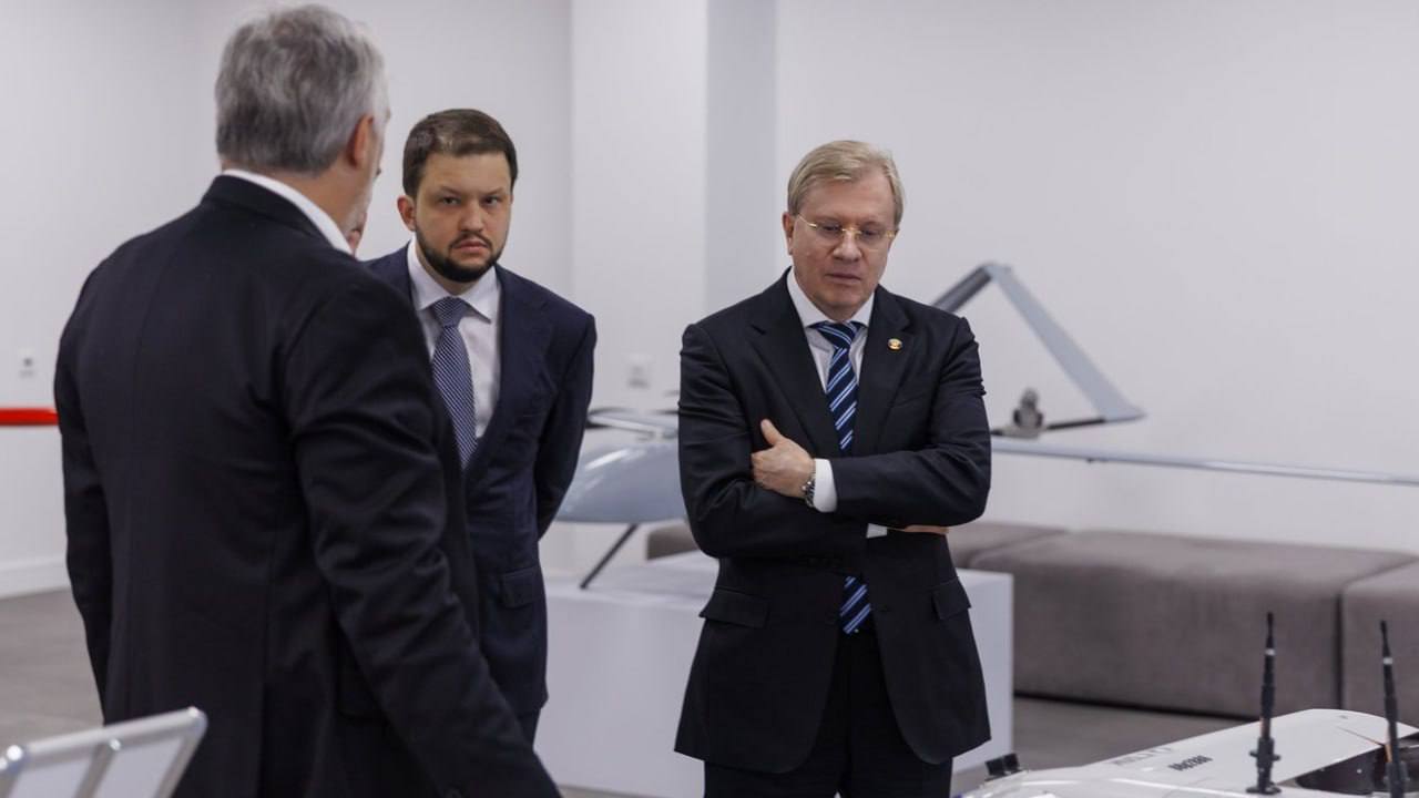 Зампредседателя правительства России Виталий Савельев посетил «Точку кипения» Национальной технологической инициативы, где ознакомился с полусотней моделей дронов и возможностями их применения в разных сферах жизни и экономики.  Представленные образцы вице-премьер оценил высоко, отметив, что они отражают широкий спектр их использования. Савельев подчеркнул важность увеличения производства и коммерческого внедрения БПЛА для укрепления суверенитета страны и роста конкурентоспособности российской экономики.  Кроме того, замглавы кабмина, курирующий национальный проект «БАС» напомнил, что развитие беспилотия и создание связанной с ней экономической отрасли является ключевой задачей профильного нацпроекта.