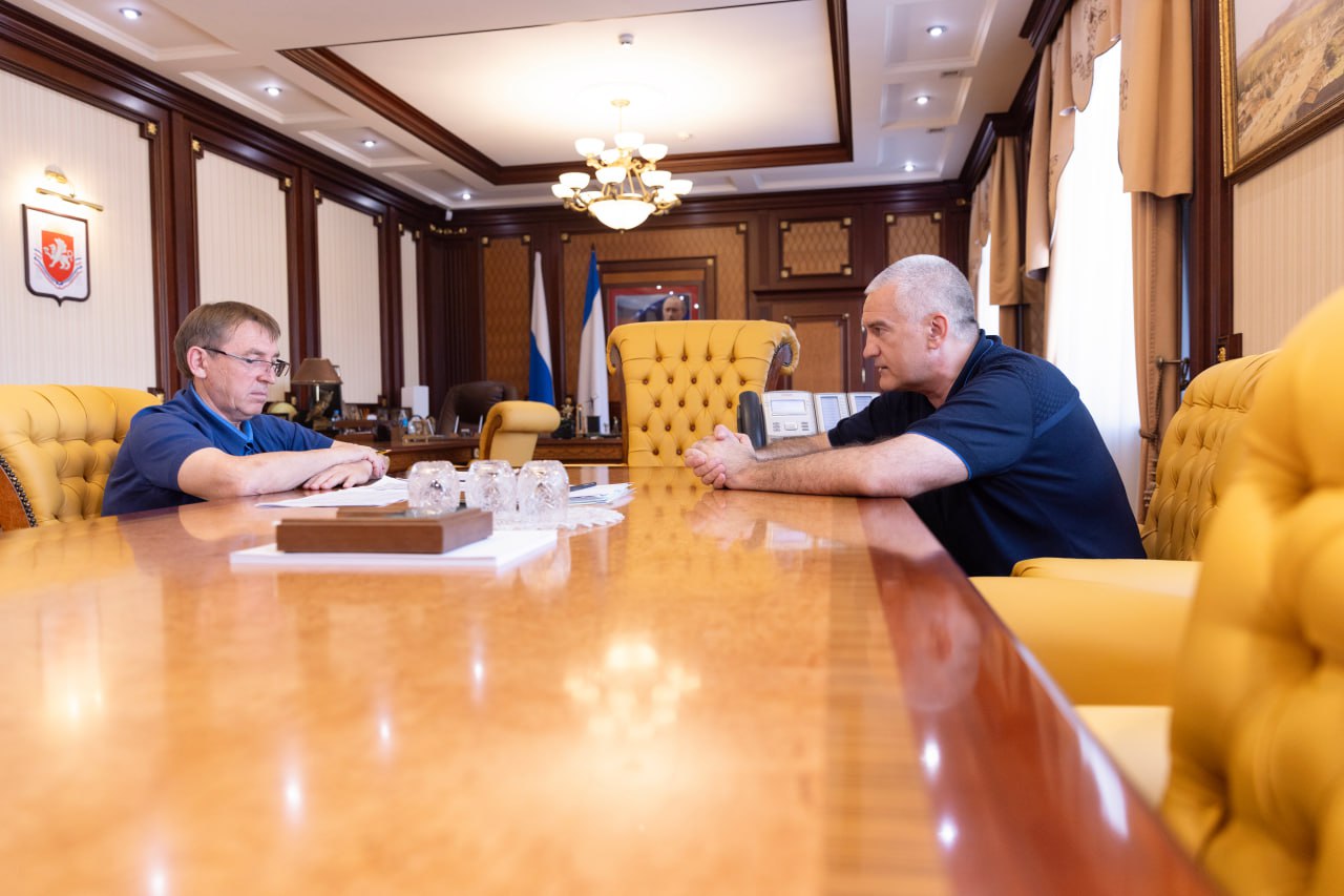 В этом году Керчи и Евпатории будет выделено 2,6 млрд руб. на благоустройство придомовых и общественных территорий, ремонт дорог и тротуаров: 1,6 млрд руб. получит город-герой, 1 млрд руб. – город-курорт. Средства будут распределены с учётом приоритетности и остроты потребностей. В Керчи планируется благоустроить 57 улиц, в том числе ул. Шоссе Героев Сталинграда, Студенческую, Славы, Казакова и другие. Особое внимание будет уделено восстановлению детских и спортивных площадок, включая территории Комсомольского и Молодёжного парков, улицы Всесоюзной, Будённого и другие. В школах №1, №9, №13 и №23 предстоит заменить 100 окон, провести ряд других работ. В школе №13, где обучается 345 детей, изыщем финансовую возможность для капремонта спортзала. В ряде школ пройдут работы по замене пищеблоков. Что касается Евпатории, здесь предстоит отремонтировать 17 улиц, около 15 км дорог, провести благоустройство придомовых территорий, а также проспекта Ленина и ул. 2-й Гвардейской с освещением и озеленением пешеходной зоны. Кроме того, планируется восстановить открытый городской стадион и провести ремонтные работы в Евпаторийском центре культуры и досуга. Каждый благоустроенный двор, школа, улица, парк – это вклад в комфорт, благополучие и качество жизни крымчан.