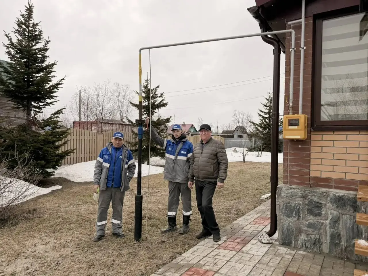 Домовладение жителя в селе Сокол подключили к газу В Долинском районе Сахалинской области введён в эксплуатацию новый газопровод в селе Сокол Программа социальной газификации которая действует с 2021 года инициированная Единой Россией позволяет бесплатно подвести газ до границы участка в уже газифицированных населённых пунктах На сегодняшний день с жителями села Сокол заключено 35 договоров на догазификацию будем выполнять подключения максимально оперативно по мере готовности самих домовладений к приему газа отметил генеральный директор ООО Газпром газораспределение Южно Сахалинск Денис Лубнин  Жителей региона призывают активнее подавать заявки чтобы к новому отопительному сезону ощутить все преимущества использования экономичного и экологически чистого топлива