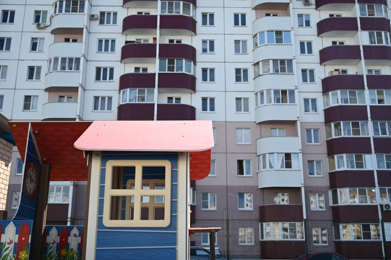 Окупаемость малогабаритки в Магнитогорске оказалась одной из самых высоких в стране Город вошел в первую пятерку среди 70 населенных пунктов с населением выше 300 тысяч человек Малогабаритные квартиры площадь которых не превышает 32 квадратов особенно популярны на рынке аренды жилья Портал Мир квартир рассчитал доходность и окупаемость подобной недвижимости в случае ее приобретения с целью сдачи В расчете использованы такие параметры как стоимость самого жилья и арендная ставка по регионам При этом годовой доход рассчитывался исходя из того что квартира сдается круглый год и не требует ремонта и дополнительных затрат Итак среднероссийская малогабаритка окупится за 12 6 лет а доходность составит 7 9 За средний чек стоимости жилья принималась сумма 3519003 р а аренды 23233 р Самая же высокая доходность малогабариток оказалась в Нижнем Тагиле В городе при стоимости жилья 2005766 р и ежемесячной арендной платы в 19584 р доход составит 11 7 а окупаемость 8 5 лет В первую пятерку по доходности разместившись на четвертом месте вошел Магнитогорск Во втором по величине городе Южного Урала доход от сдачи малогабаритки достигает 10 4 выше только в Череповце 10 8 и Грозном 11 5 Стоит уточнить что подобная недвижимость в городе стоит 2389600 р аренда составляет 20741 рубль При таких параметрах окупится подобное жилье за 9 6 лет Рассматривая Южный Урал безусловно нельзя оставить в стороне его столицу В Челябинске малогабаритка ценник на которую достигает в среднем 3122507 р окупится за 11 1 лет а доходность составит 9 По данному показателю областной центр расположился на 19 месте в общероссийском рейтинге eugenejut