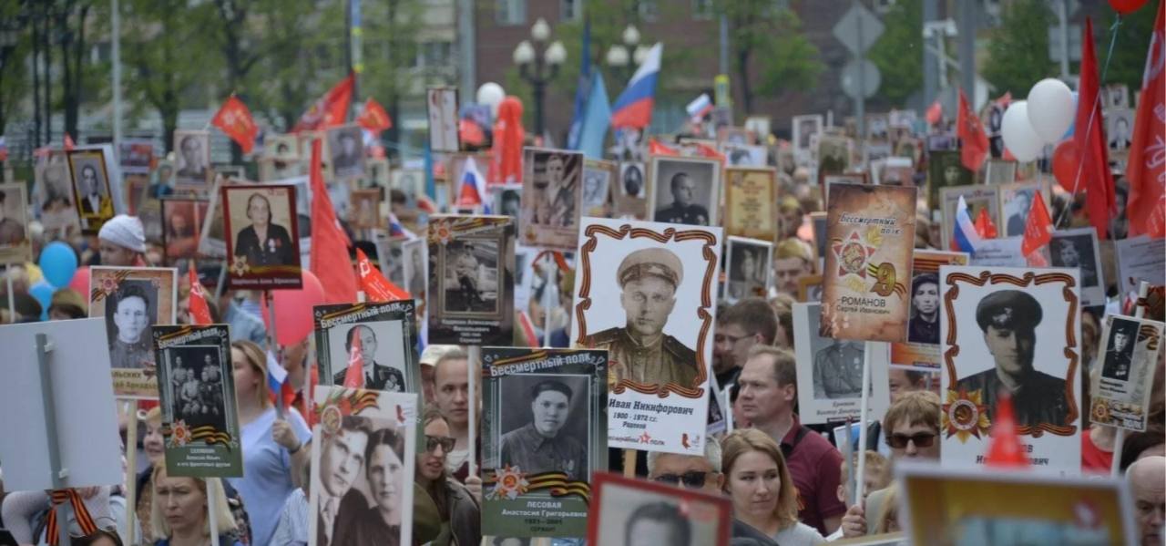«Бессмертный полк» вернется на улицы и площади страны. Несколько десятков регионов из разных федеральных округов объявили, что в год 80-летия Победы люди смогут поучаствовать в мероприятии в очном формате. Понятно, что в прифронтовых субъектах выбрали онлайн-формат из-за соображений безопасности. Пока нет решения из Москвы и нескольких других крупных городов. Однако можно уверенно констатировать возвращение одного из самых народных и искренних шествий в новейшей истории России.