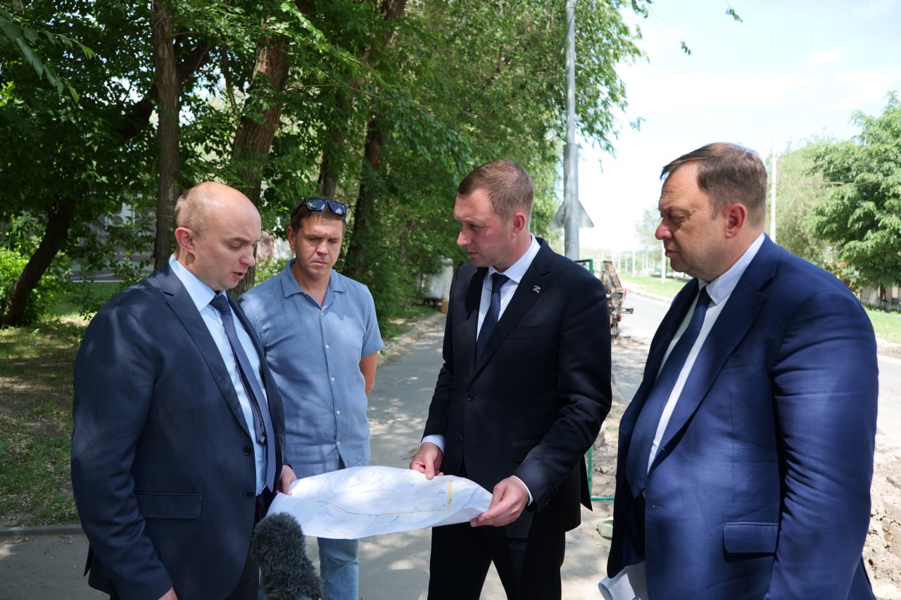 На улице Тульской в рамках масштабной программы ремонта сетей водоканала ведется реконструкция участка трубопровода, который обеспечивает ресурсом Комсомольский поселок, в том числе 2 детских сада, 2 школы и поликлинику. Указанные коммуникации были построены 31 год назад и являются одними из самых проблемных. За последние годы здесь произошло 27 аварий. Без воды из-за них оставался весь микрорайон. В общей сложности здесь заменят участок протяженностью 670 метров. На данный момент половина работ уже завершена. Никаких неудобств для потребителей нет. Кратковременное отключение будет происходить только при переключении на новую ветку. Тем не менее, на несколько недель из-за проведения ремонта сетей для проезда закрыта часть дороги. Перед предприятием поставлена задача максимально оперативно закончить этот участок, чтобы возобновить движение.