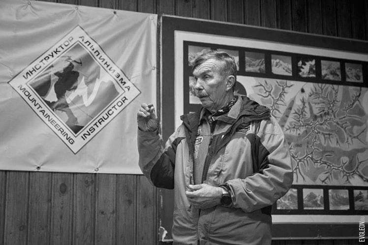 Экс глава Федерации альпинизма Краснодарского края погиб после камнепада в горах Бывший президент Федерации альпинизма Краснодарского края и руководитель различных направлений Федерации альпинизма России Александр Расторгуев погиб при восхождении на горную вершину Джанги Тау в Кабардино Балкарии 27 августа во время восхождения на Джанги Тау Безенги погиб Александр Расторгуев По предварительной информации спортивная группа вышедшая на маршрут 25 августа попала под камнепад Вертолёт эвакуировал двоих участников Один из них не пострадал вторая участница Екатерина Федорова получила травмы и доставлена в больницу Александр Алексеевич Расторгуев мастер спорта по альпинизму инструктор методист 1 й категории по альпинизму старший инструктор методист по ски альпинизму инструктор методист 2 й категории по горным лыжам Он был тренером от бога умел работать и с новичками впервые приехавшими в горы и с курсантами Школы инструкторов помогая каждому раскрыться и расти А главное что отличало его как человека это открытость к людям и невероятная душевная теплота говорится на сайте Федерации альпинизма России свои фото видео и истории присылайте нашему боту prostokrd bot Краснодар Телетайп Подписаться