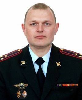 В донском главке МВД назначен новый начальник службы собственной безопасности Руководитель Главного управления МВД по Ростовской области Александр Речицкий представил нового начальника оперативно розыскной части собственной безопасности полковника полиции Сергея Черданцева Генерал лейтенант полиции Александр Речицкий поприветствовал нового руководителя службы безопасности пожелал ему успехов и выразил уверенность в том что он справится со всеми поставленными задачами Сергей Черданцев служит в органах внутренних дел с 2004 года За это время он занимал ряд руководящих должностей и был отмечен ведомственными наградами Оперативно розыскная часть собственной безопасности отвечает за государственную защиту сотрудников правоохранительных органов проверяет кандидатов на службу в МВД борется с коррупцией и выявляет нарушения среди личного состава полиции Подпишись на 1Rnd в МАХ Написать в редакцию