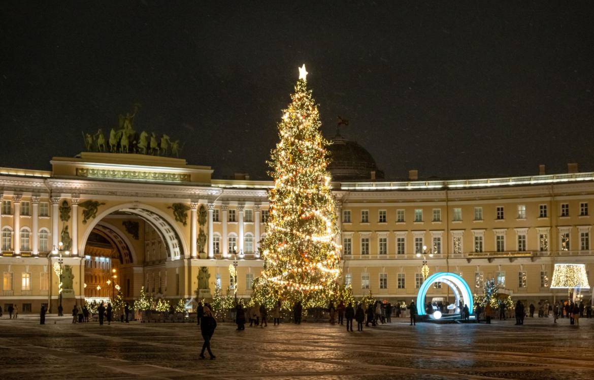 В Смольном призвали не проносить алкоголь на Дворцовую площадь в новогоднюю ночь С такой просьбой выступил глава отдела по вопросам безопасности публичных мероприятий городского комитета по вопросам законности правопорядка и безопасности Александр Равин Граждан просят отметить праздник после общественных гуляний Всех кто будет пытаться пронести алкогольные напитки на площадь просто не пустят на торжество Равин отметил что для прохода на мероприятие организуют пропускной режим Михаил Тихонов ДП Подписаться на ДП в Telegram MAX