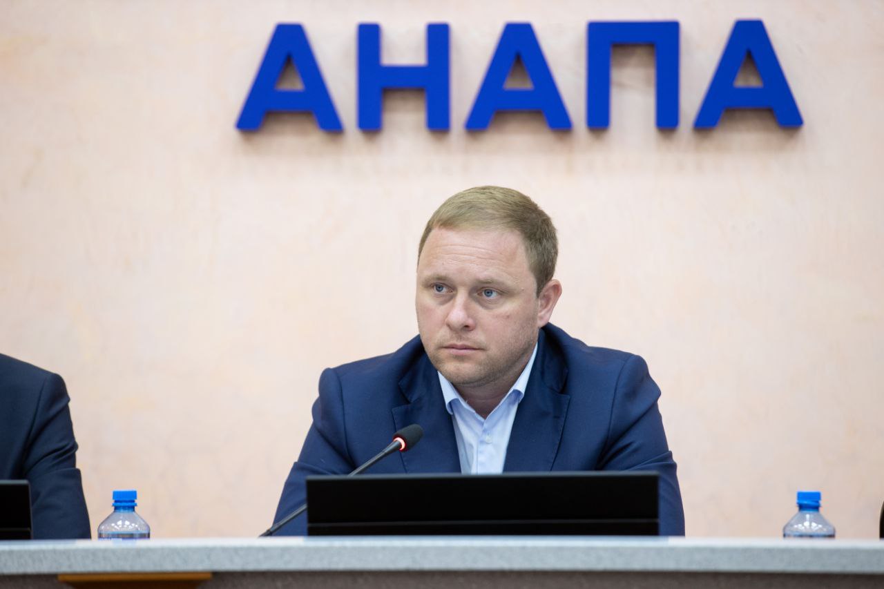 В Анапе летом планируют временно трудоустроить более 1400 подростков На расширенном планерном совещании под председательством мэра Анапы рассмотрели вопрос временного трудоустройства несовершеннолетних в летний период. Вице-мэр Наталья Рябоконь сообщила, что в 2024 году было трудоустроено 928 подростков, в том числе 15 состоящих на профилактическом учете. Среди основных работодателей – управление образования, Анапский индустриальный техникум, Торгово-промышленная палата, управление молодежной политики и другие. В качестве материальной поддержки от анапского Центра занятости несовершеннолетним выплатили 1,3 млн рублей. В основном ребята занимались озеленением и благоустройством улиц и скверов, обслуживали культурно-массовые мероприятия, работали помощниками воспитателей, вожатыми, курьерами. Планируется, что в 2025 году в Анапе будут временно трудоустроены свыше 1400 несовершеннолетних в возрасте от 14 до 18 лет. – Необходимо организовать взаимодействие со всеми учреждениями и организациями, которые могут предоставлять рабочие места подросткам, – подчеркнул мэр города Василий Швец. – Это важно не только для занятости детей, но и для их воспитания и профессионального ориентирования. Сумма финансовой поддержки из краевого бюджета несовершеннолетним в 2025 году составит уже 2,4 млн рублей. Важно, чтобы трудоустройство проводилось через Центр занятости населения. В настоящее время его специалисты проводят переговоры с работодателями о заключении договоров о совместной деятельности, а также информирует о необходимости обязательного размещения кадровой потребности на временное трудоустройство несовершеннолетних с использованием цифровой платформы «Работа в России».