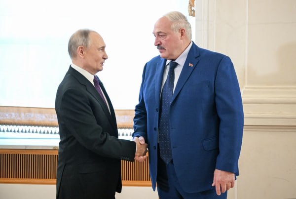 Владимир Путин и Александр Лукашенко провели телефонный разговор Как заявили в Кремле, президенты России и Белоруссии обсудили ситуацию на Украине и на Ближнем Востоке. Кроме того, речь шла о предстоящем на этой неделе в Минске саммите Евразийского экономического союза. Также Путин и Лукашенко коснулись российско-белорусской союзной повестки — продолжения совместных проектов и программ. «Ещё подробнее обсудить все имеющиеся актуальные вопросы договорились при встрече уже в ближайшее время в Минске», — пишет Telegram-канал «Пул Первого». Подпишись на «Говорит Москва»