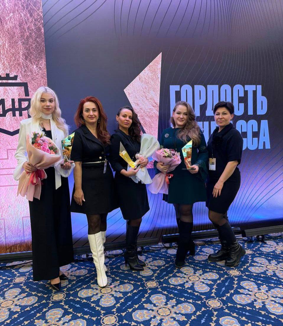 Фонд Время добрых и АНО Детский хоспис ОдувАНЧИКи получили награды в номинации Лидер НКО премии Гордость Донбасса Эта премия особенная Она вручается тем кто своими ежедневными делами делает нашу Республику сильнее человечнее и добрее Гордость Донбасса о достоинстве и силе духа И то что именно наша работа по оказанию помощи тяжелобольным деткам и сиротам была отмечена на таком высоком уровне для нас большая честь и ответственность Премия проводится при поддержке Главы Донецкой Народной Республики Дениса Владимировича Пушилина что подчеркивает значимость нашей работы для всего региона Для нас Гордость Донбасса это в первую очередь гордость за наших подопечных За каждого тяжелобольного ребенка который не сдается вопреки всему За мам и пап которые борются за своих деток За сирот которые не потеряли способности видеть добро в мире За нашу большую команду благотворителей партнеров волонтеров экспертов Спасибо всем кто рядом с нами помогает спасть детские жизни Добро это сила способная менять наш мир к лучшему