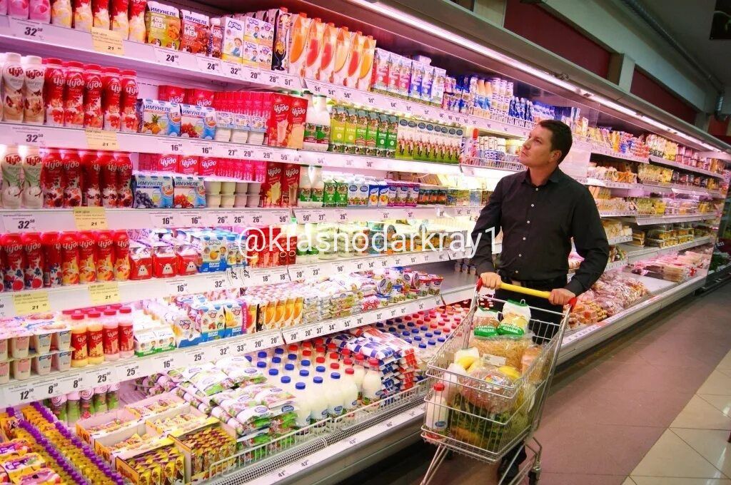 ФАС не обнаружила нарушений в росте цен на продукты на Кубани Специалисты Управления Федеральной антимонопольной службы УФАС по Краснодарскому краю рассмотрели поступившие в 2024 году 28 заявлений о росте цен. Большинство из них – 19 заявлений касались удорожания продуктов питания. Сообщается, что по результатам проверок установлено, что рынок розничной торговли продовольствия в регионе характеризуется как конкурентный. Доминирующих предприятий не выявлено. Что же касается ценообразования и насколько оно правомерно, в публикации не говорится. Как и не перечисляются конкретные продукты питания, цены на которые заявителями признаны высокими. А какие продукты вы считаете неоправданно дорогими напишите в комментариях Ваши видео высылайте нам в бот Подпишись поделись Прислать видео новость