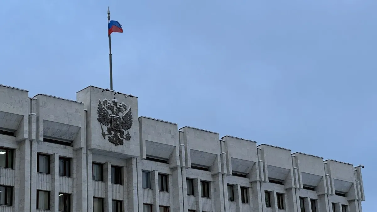 Губернатор Вячеслав Федорищев принял решение сократить штатную численность правительства Самарской области Штатная численность органов исполнительной власти Самарской области сократится на 20 до конца текущего года Об этом сообщил губернатор Вячеслав Федорищев на оперативном совещании в правительстве региона во вторник 12 мая Такое решение принято в целях повышения устойчивости и сбалансированности бюджета в условиях внешних вызовов и текущих экономических процессов а также для повышения эффективности работы По своей сути сейчас мы занимаемся внутренней эффективностью внедряем новые инструменты цифровизации которые существенным образом влияют на повышение качества следуем приоритетам безусловному исполнению указов Президента России его поручений а также Правительства России поддержке специальной военной операции семей участников героев а также выполнению социальной функции государства Процесс болезненный Начинаем с себя заявил Вячеслав Федорищев Соответствующий указ о сокращении численности государственных гражданских служащих органов исполнительной власти Самарской области губернатор подписал в этот же день Оптимизация кадровой структуры будет реализована за счет цифровизации процессов внедрения решений на основе искусственного интеллекта и повышения общей производительности труда Это позволит сократить рутинную нагрузку ускорить принятие решений и повысить качество государственных услуг В качестве пилотных определены три ведомства которым в ближайшие два месяца предстоит пройти этот путь В их число вошла администрация губернатора министерство финансов и министерство экономического развития и инвестиций Самарской области Мы работаем не с увольнением людей а с внутренней эффективностью Внимательно посмотрев на процессы мы каждому дадим возможность продолжить свой профессиональный путь в периметре Правительства Самарской области муниципальных образований Никого не оставим никто не потеряет в условиях труда но эффективность повысим и дадим возможность всем профессионально развиваться Таким образом ни один сотрудник не останется без работы Всем будет предложен новый карьерный трек с возможностью переквалификации обучения современным цифровым компетенциям и перехода на более востребованные и перспективные позиции Все статьи расходов подлежат приоритизации с учетом внешних вызовов и текущей ситуации по исполнению бюджета каждый рубль должен быть эффективен вдвойне Именно для этого в ежедневном режиме работает Комиссия по мобилизации доходов консолидированного бюджета Самарской области Работа ведется в тесном взаимодействии с муниципальными образованиями Мы с вами живем в режиме где у нас нет излишков Но мы продолжаем работать над внутренней эффективностью в целях обеспечения сбалансированности бюджета Поэтому когда минфин запрашивает ваши предложения вы не должны давать ответ сами принимайте решения С такими подходами руководители с нами работать не будут Занимайтесь внутренней эффективностью обратился губернатор к руководителям министерств и главам муниципальных образований региона ГТРК Самара MAX lВК lОК lСАЙТ