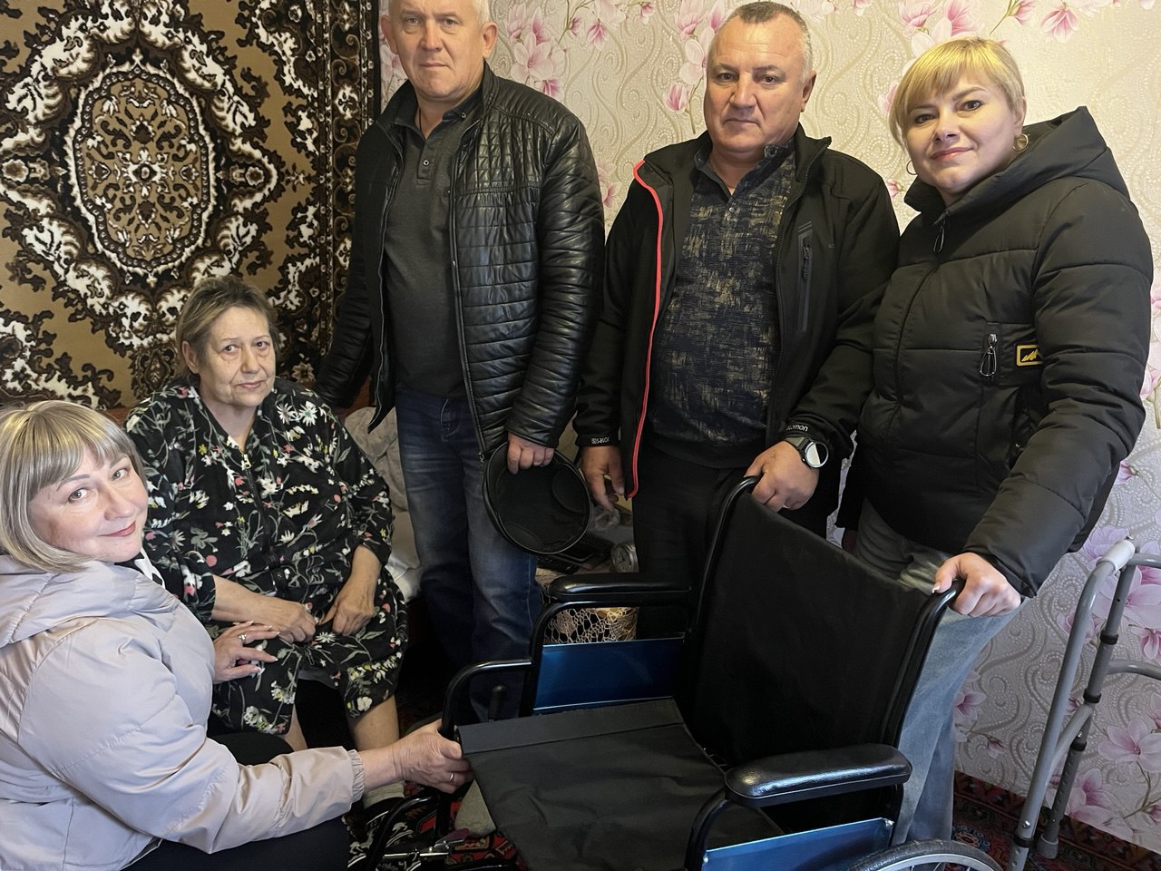 В Куйбышевском районе Единая Россия предоставила жительнице инвалидную коляску в рамках марафона к годовщине отделения партии В рамках марафона добрых дел приуроченного к годовщине создания Запорожского регионального отделения Единой России депутаты Куйбышевского окружного Совета уделили особое внимание вопросам социальной поддержки инвалидов По итогам обращений жителей была оказана адресная помощь Мы всегда стараемся помогать и поддерживать нуждающихся а также призываем всех жителей нашего округа внести свой вклад в создание действительно равноправного и доброжелательного окружения для всех граждан подчеркнул депутат от партии Единая Россия Сергей Суржа Читайте Единую Россию на сайте