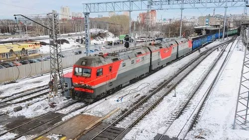 1 декабря тюменец попал под поезд — он не выжил.   Накануне вечером на станции Омутинская Свердловской железной дороги мужчина переходил ЖД пути, по предварительным данным, он не соблюдал правила их перехода, что привело к трагедии.  Тюменской транспортной прокуратурой организована проверка.