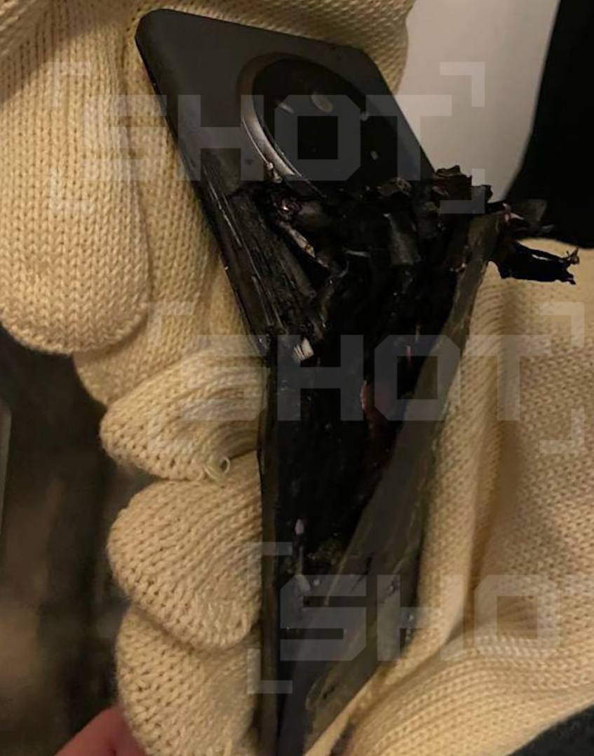 Смартфон загорелся в руках у пассажира самолёта Иркутск – Москва Борт «Уральских авиалиний» выполнял рейс в Домодедово, как неожиданно после обеда у пассажира Юрия загорелся телефон Realme 14 PRO. На помощь пришли другие пассажиры и бортпроводники. Как рассказали в пресс-службе компании, кабинный экипаж оперативно справился с возгоранием и оказал необходимую помощь пассажирам. Самолёт продолжил перелёт в столицу. Всего на борту находилось 165 человек, среди них 159 пассажиров. ЧП / Москва