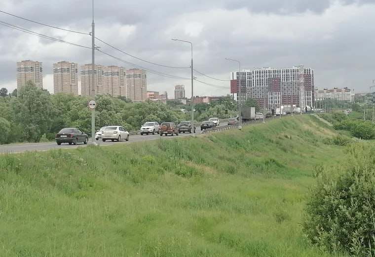 В Туле на Калужском шоссе введут реверсивное движение на 1,5 месяца    Уже завтра, 1 июля, начнется реконструкция асфальтового покрытия на участке поблизости от ТЦ «Метро».  Какие работы будут проводить:   Разборка имеющего покрытия дороги.  Снятие защитного слоя на мостах;  Укладка гидроизоляции.  Укладка тройного слоя асфальта.    Чтобы это состоялось, по очереди будут закрывать одну полосу. Регулировать работу транспорта будет светофор. Утром и днем приоритет будет отдан направлению движения в Тулу, а после 16:00 — на выезд из города.    На ремонт потратят 36 миллионов   из бюджета. Срок работ — 1,5 месяца: до 15 августа обещают вернуть привычный для туляков режим движения.