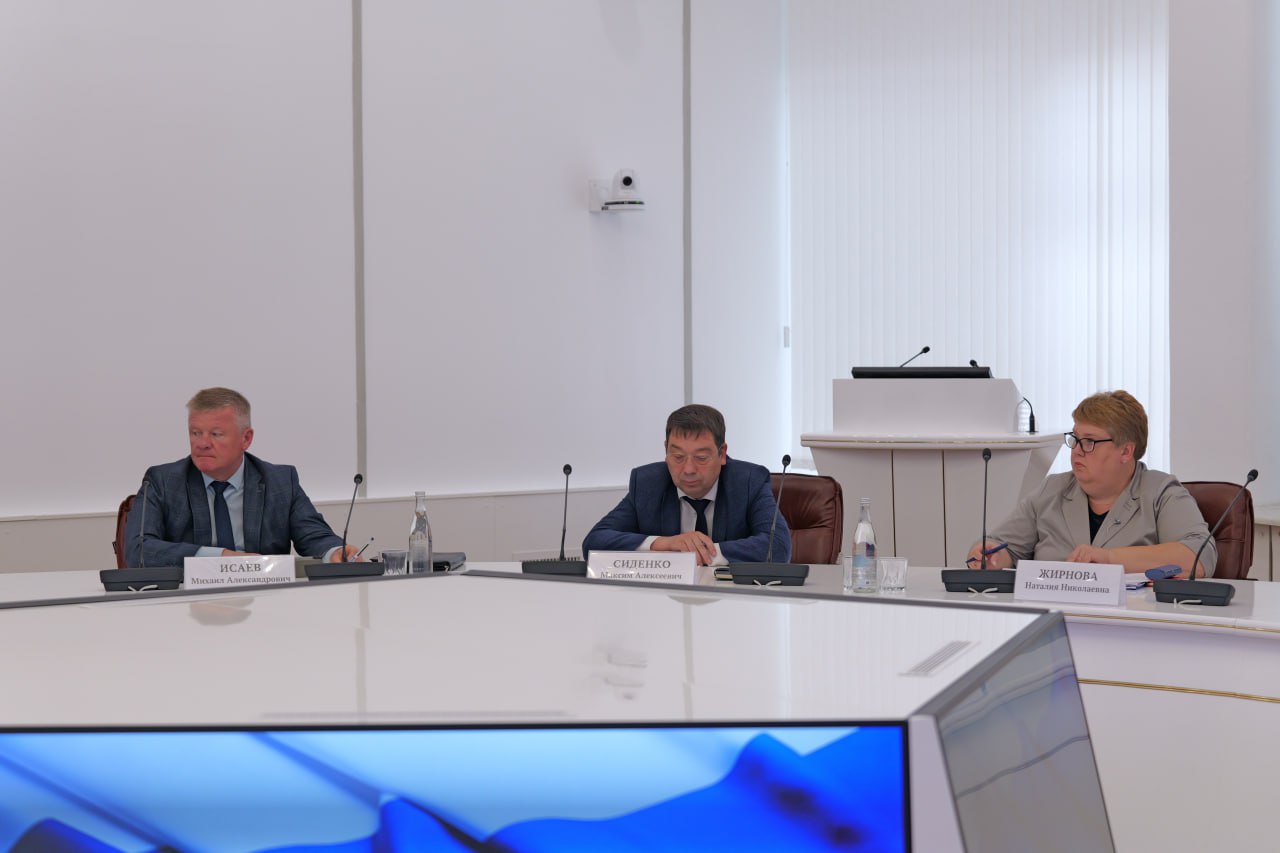 На еженедельном рабочем совещании с подрядчиком, заказчиком, руководством Саратова обсудили реконструкцию трамвайных маршрутов № 3, 6 и 8. Маршруты № 6 и № 8 Продолжается поставка и укладка межрельсовых плит, а также монтаж системы освещения. Кроме того, специалисты продолжают наладку автоматического переключения стрелочных переводов. Подрядчик подтверждает завершение всех работ, касающихся их части, в соответствии с ранее озвученными им же сроками. Чтобы не нарушать график движения трамваев, мероприятия по большей части выполняются в ночное время. Маршрут № 3 Подрядчиком не в полной мере привлекаются дополнительные силы, чтобы работы велись по всей протяженности маршрута. Представители «СП ТрансТоннельСтрой» заверили, что увеличение контингента рабочих и спецтехники будет проведено в первых числах августа, чтобы выйти на озвученные ими графики. Обратил внимание представителей компании, что общее число задействованных на объекте сил и средств должно быть увеличено в разы.