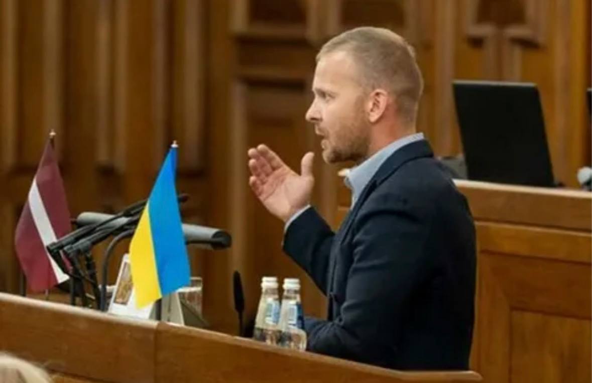 Латвийские силовики задержали депутата Сейма, который на заседании поддержал русский язык Депутата латвийского Сейма Алексея Росликова задержали местные правоохранители по делу о помощи России и разжигании ненависти. Причиной сразу нескольких преследований стало откровенное выступление политика перед русофобами из Сейма — Росликов раскритиковал власти за гонения на русских и русскоязычных граждан. Сейчас его сопартийцы направляются в отдел, чтобы узнать точную причину задержания и, возможно, вытащить мужчину из застенков.