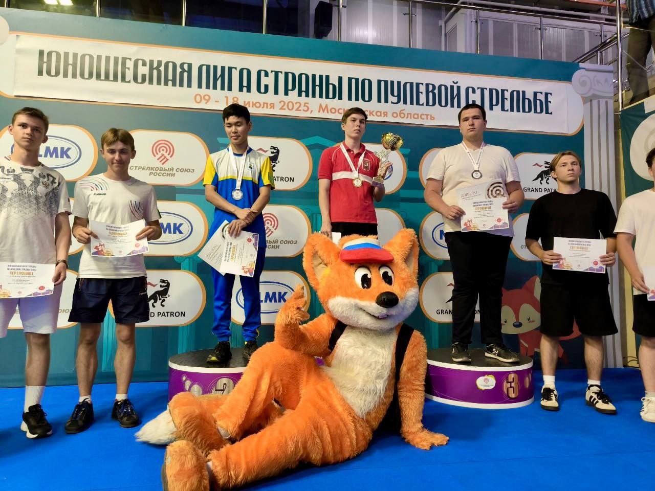 Спортсмен из Бурятии стал серебряным призером Юношеской лиги России по пулевой стрельбе Соревнования проходят с 9 по 18 июля в селе Игнатово Московской области. За награды борются 450 спортсменов из 37 регионов России и Беларуси. - Жаргал Цыденишиев занял второе место в олимпийской дисциплине ПП-60 стрельба из пневматического пистолета . Подготовил спортсмена тренер РСШОР Александр Степанов. Поздравляем Жаргала Цыденишиева и его тренера с отличным результатом и желаем новых спортивных побед! – сообщили в минспорта Бурятии. #Бурятия Поздравляем с победой! Подробнее в "Номер один" Сообщить нам свою новость можно по кнопке: Письмо в редакцию