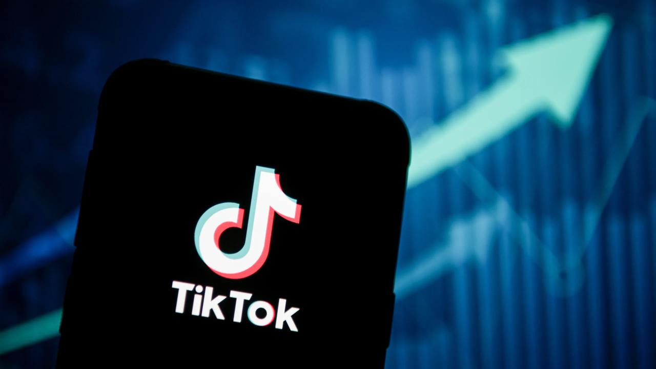 Канада приказала прекратить деятельность китайской компании TikTok в стране.  Власти страны ссылаются на риски для нацбезопасности, но добавили, что не блокируют доступ канадцев к приложению для коротких видео или их способность создавать контент.  «Закрытие канадских офисов TikTok и уничтожение сотен хорошо оплачиваемых местных рабочих мест не отвечает ничьим интересам, и сегодняшний приказ о закрытии сделает именно это», - говорится в заявлении представителя TikTok.  Канада также запретила приложение TikTok на государственных устройствах, заявив, что оно представляет неприемлемый уровень риска для конфиденциальности и безопасности.