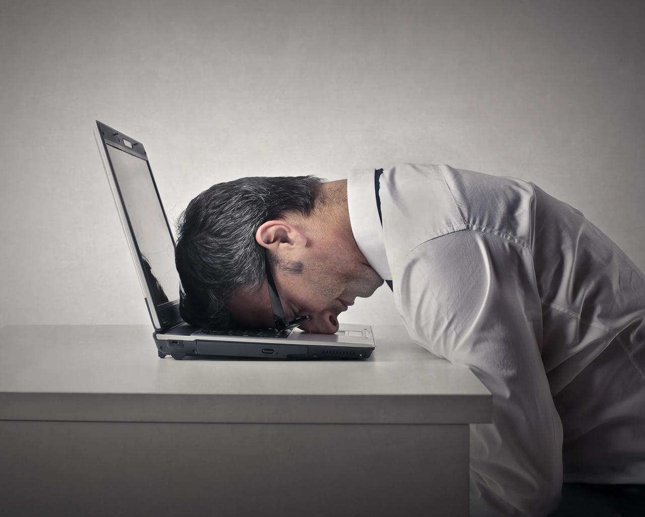 Синдром хронической усталости назвали новой болезнью 21 века Многие люди ощущают постоянную разбитость апатию и отсутствие сил даже без серьёзных нагрузок Главные причины нехватка сна стресс неправильное питание и малоподвижный образ жизни Медики предупреждают если усталость не проходит после отдыха и смены привычек это может быть сигналом серьёзных нарушений от гормональных сбоев до диабета и онкологии Новости Дня