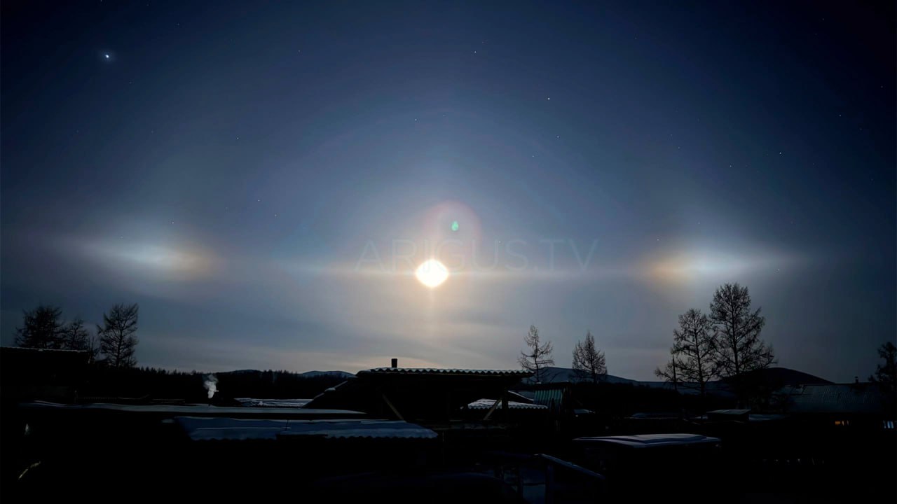 Ложная луна взошла над Бурятией Редкое атмосферное оптическое явление известное как параселена или ложная луна запечатлели подписчики Ариг Ус Фото сделали в поселке Багдарин сегодня в 5 30 часов Параселена возникает из за преломления лунного света на шестиугольных кристаллах льда из которых состоят перистые облака Она является полным аналогом паргелия но это более редкое явление А вы видели такое когда нибудь   да нет   Канал Ариг Ус в MAX
