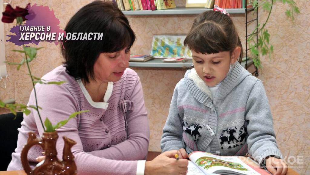 Минобразование сообщило о дефиците учителей в Херсонской области По информации и. о. замминистра образования и науки Херсонской области, Алексея Григорьева, в регионе наблюдается нехватка примерно 450 педагогов. Это создает серьезные проблемы в школах, где обучаются около 21 тысячи детей. В Херсонской области функционирует 106 школ, и наиболее остро ощущается потребность в учителях русского и иностранных языков, истории, обществознания и математики. Григорьев отметил, что нехватка кадров затрагивает все основные учебные направления.
