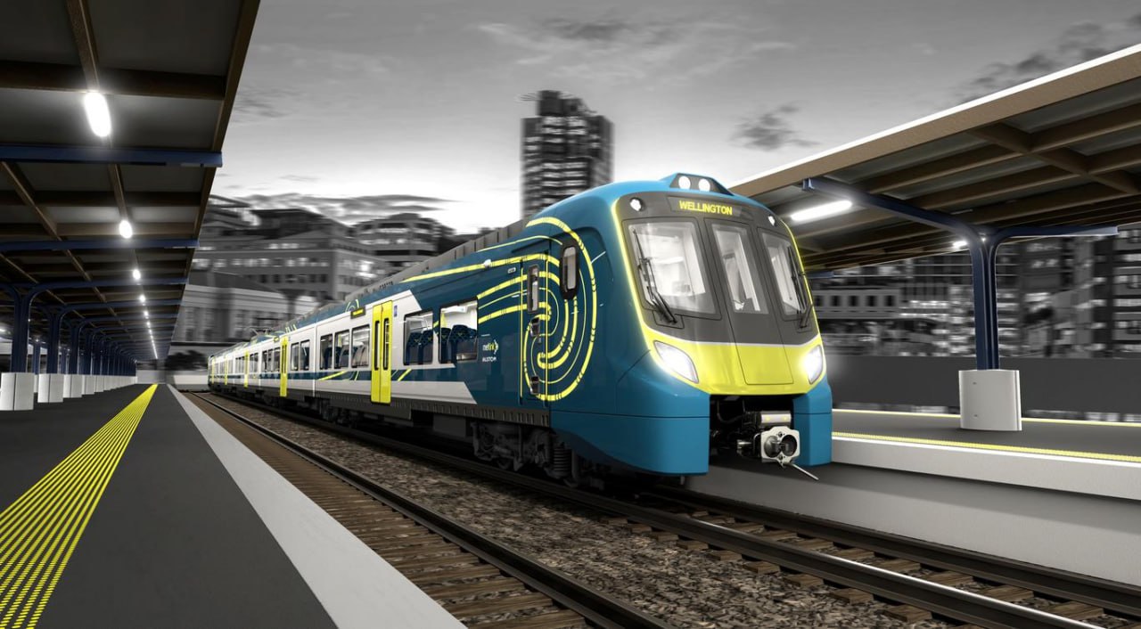 Индийская площадка Alstom построит аккумуляторные поезда для Новой Зеландии Региональный совет столичного региона Новой Зеландии Большого Веллингтона заключил контракт на 1 065 млрд новозеландских долларов 538 млн с Alstom на поставку 18 новых пятивагонных аккумуляторных пригородных электропоездов Adessia Stream B Их планируется производить на предприятии Alstom в Савли в Индии Новые поезда получат название Tūhono Они должны заменить поезда локомотивной тяги которые будут выведены из эксплуатации в 2028 2029 годы Максимальная скорость Tūhono составит 120 км ч вместимость до 475 пассажиров В поездах будут предусмотрены места для инвалидных колясок велосипедов детских колясок и багажа Контракт предполагает обслуживание подвижного состава в течение 35 лет Оно будет проводиться на новом предприятии которое Alstom построит в пригороде Веллингтона Мастертоне По данным Alstom компания с 2020 года заключила экспортные контракты на поставку более 60 аккумуляторных поездов в том числе 31 поезд для ирландской Irish Rail и 11 поездов для немецкого оператора VMS Рендер Alstom tzdjournal