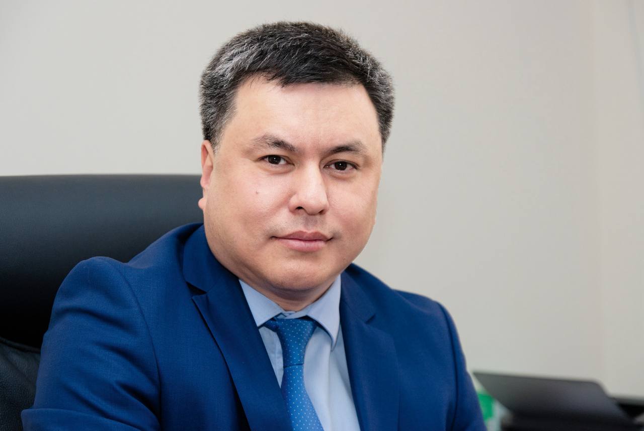 Министр здравоохранения Калмыкии Булат Сараев прокомментировал информацию о смерти пациента в Городовиковске В социальных сетях появилась информация о кончине пациента в Городовиковской районной больнице при этом в публикациях высказываются предположения о связи произошедшего с перебоями в электроснабжении Булат Сараев выразил соболезнования родным и подтвердил что пациент с хроническим заболеванием находился на стационарном лечении в тяжелом состоянии с 27 декабря 2025 года и скончался 31 декабря Мы понимаем как важно сохранить доверие и прозрачность По данному факту мной инициирована служебная проверка в ходе которой будет дана оценка действиям медицинского персонала и администрации больницы подчеркнул министр здравоохранения региона