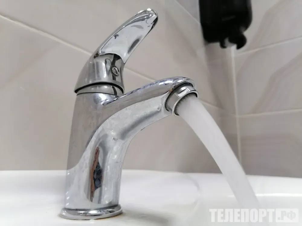 Жителей Благовещенска предупредили о возможном дефиците воды коммунальщикам потребуется больше времени на подготовку питьевой воды В Благовещенске может наблюдаться дефицит воды Из за сезонного изменения качества исходной воды и колебаний уровня в реке Амур коммунальщикам нужно увеличить время подготовки питьевого ресурса для подачи в общегородскую сеть Снижение давления в водопроводной сети происходит в пиковые часы разбора воды утром и вечером Лаборатории испытательного центра исследования качества воды ООО АКС усиливают контроль за качеством воды После очистки вода подаваемая в город с водозаборов Амурский и Северный соответствует СанПиН Пробы лабораторией берутся круглосуточно каждый час сообщили в Telegram канале РКС Благовещенск Городские водозаборы работают в штатном режиме На предприятиях ведется непрерывный технологический и экологический мониторинг На объектах создан запас реагентов для эффективной очистки и обеззараживания питьевой воды ТЕЛЕПОРТ РФ здесь все об Амурской области  Написать нам