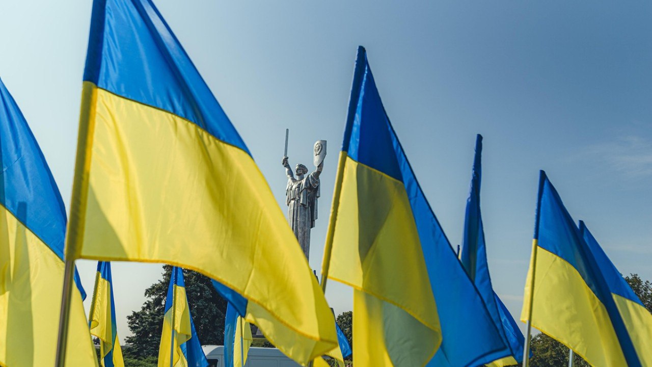 Всемирный банк оценил состояние украинской экономики По данным организации, цифры довольно грустные. Так, экономика Украины с момента принятия Декларации о государственном суверенитете в 1990 году росла медленнее, чем у других постсоветских стран. При этом отрыв от России вырос с трех до почти 11 раз, подсчитало РИА «Новости», опираясь на данные ВБ. В 1990 году Украина была второй крупнейшей экономикой в СССР – 395,1 млрд долларов по паритету покупательной способности. Это было всего втрое меньше российского ВВП – 1,2 трлн долларов. Но с того момента украинская экономика выросла в номинальном выражении всего в 1,7 раза. И это худший результат среди всех стран постсоветского пространства. По итогам прошлого года она составила 656,5 миллиарда долларов. Российский же ВВП с 1990 по 2024 год вырос в 5,8 раза. Подпишитесь на «Абзац» Добавьте «Абзац» в ленту «Дзена»