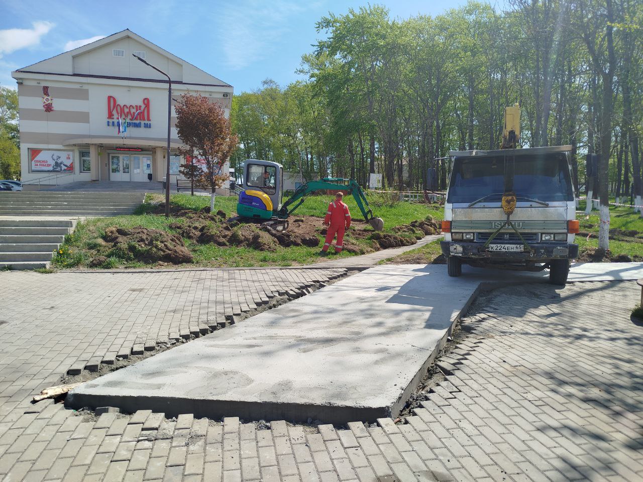 На площади Ленина началось комплексное благоустройство по программе «Формирование комфортной городской среды». В прошлом году этот проект победил в онлайн-голосовании, которое проводилось на сайте «Городская среда». В нём приняли участие около четырех тысяч жителей района. На площади будет обновлено асфальтобетонное покрытие, появятся малые архитектурные формы. Будет установлен большой информационный экран. Программа является частью национального проекта «Жильё и городская среда», инициированного Президентом Российской Федерации Владимиром Путиным. Напоминаю вам, что на платформе "городская среда" прямо сейчас проводится голосование по выбору территории, которая будет благоустроена в 2026 году.