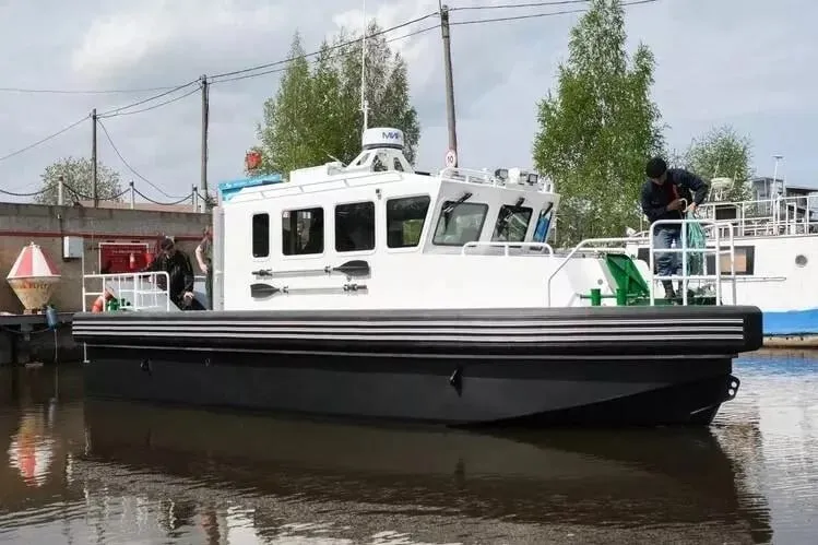 В Петербурге начались испытания нового катера для ледокольного флота В Санкт Петербурге провели испытания разъездного катера проекта РК 950 который будет обслуживать атомные ледоколы нового поколения Об этом сообщил ТАСС собственник Кингисеппского машиностроительного завода КМЗ Михаил Даниленко  По словам Даниленко судно способно перевозить людей и небольшие грузы между берегом кораблями и платформами включая нефтегазовые объекты РК 950 также предназначен для портовых операций патрулирования акваторий и помощи при ликвидации чрезвычайных ситуаций  Главная особенность катера возможность круглогодичной работы включая плавание в зонах с шугой и мелкобитым льдом Как пояснил Даниленко этого достигли благодаря специальной защите гребных винтов и усиленной конструкции днища Кингисеппский машиностроительный завод Telegram Max