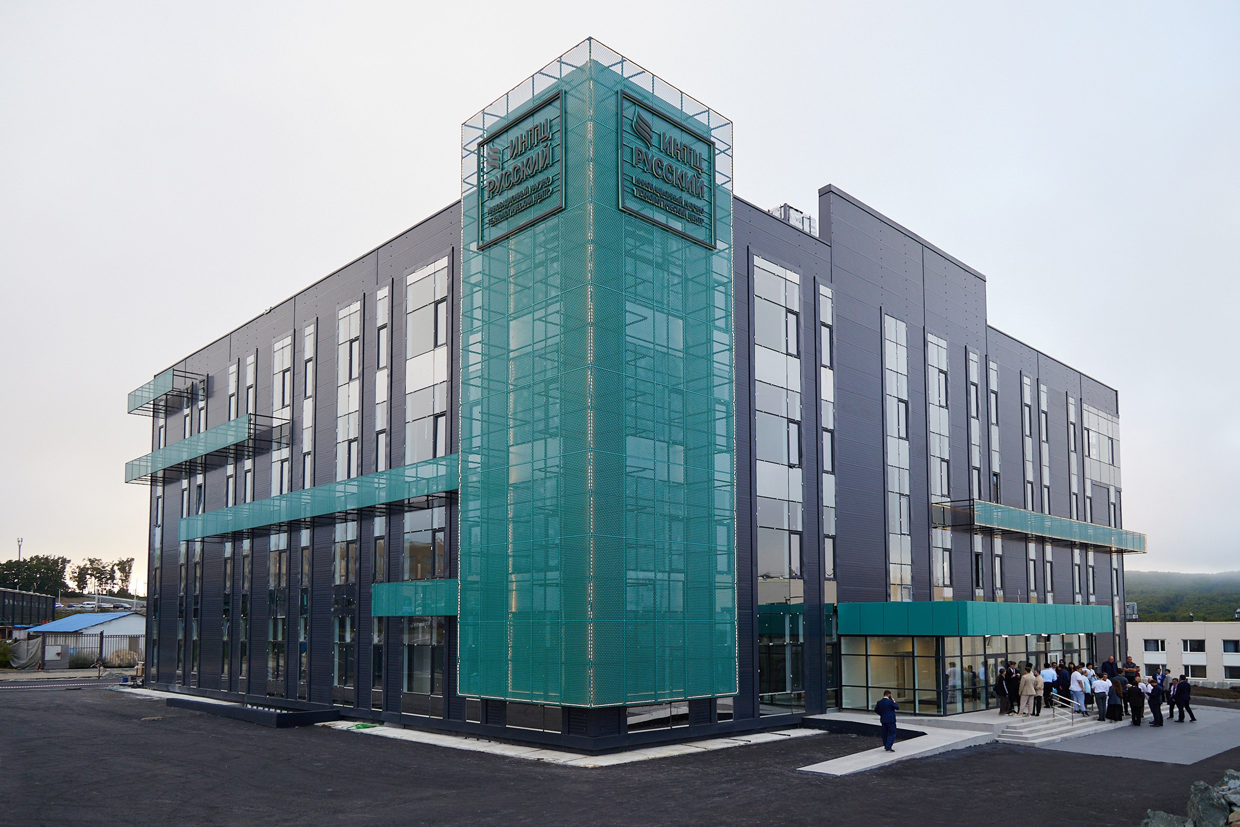 Дальний Восток и Арктика Минвостокразвития РФ VK Финансирование первой очереди ИНТЦ Русский идет по Единой президентской субсидии в плановом режиме и синхронизируется с графиками строительства и потребностями резидентов ИНТЦ Русский один из ключевых федеральных инструментов научно технологического развития Дальнего Востока Проект реализуется в логике долгосрочной госполитики и направлен на создание инфраструктуры и формирование новой модели технологической экономики региона с фокусом на коммерциализацию и выход на рынки России и стран АТР Замглавы Минвостокразвития России Виталий Алтабаев До 2028 года на строительство корпусов ИНТЦ планируется выделить 26 5 млрд рублей на инфраструктуру ещё порядка 11 млрд Первые 2 6 млрд рублей уже направлены на создание первого корпуса Государство обеспечивает масштабный проект ИНТЦ всеми ресурсами для его реализации в намеченные сроки