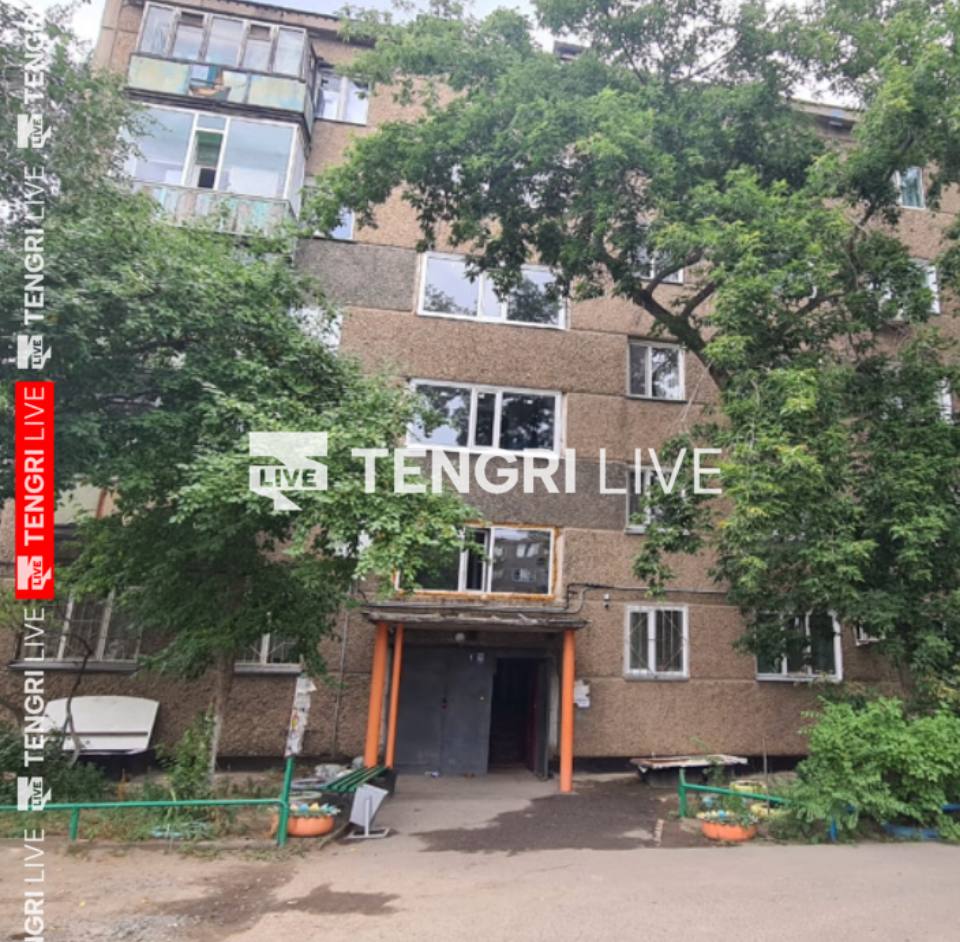 Фото с места трагедии в Павлодаре, где женщина выбросила детей из окна пятого этажа и прыгнула вслед за ними.
