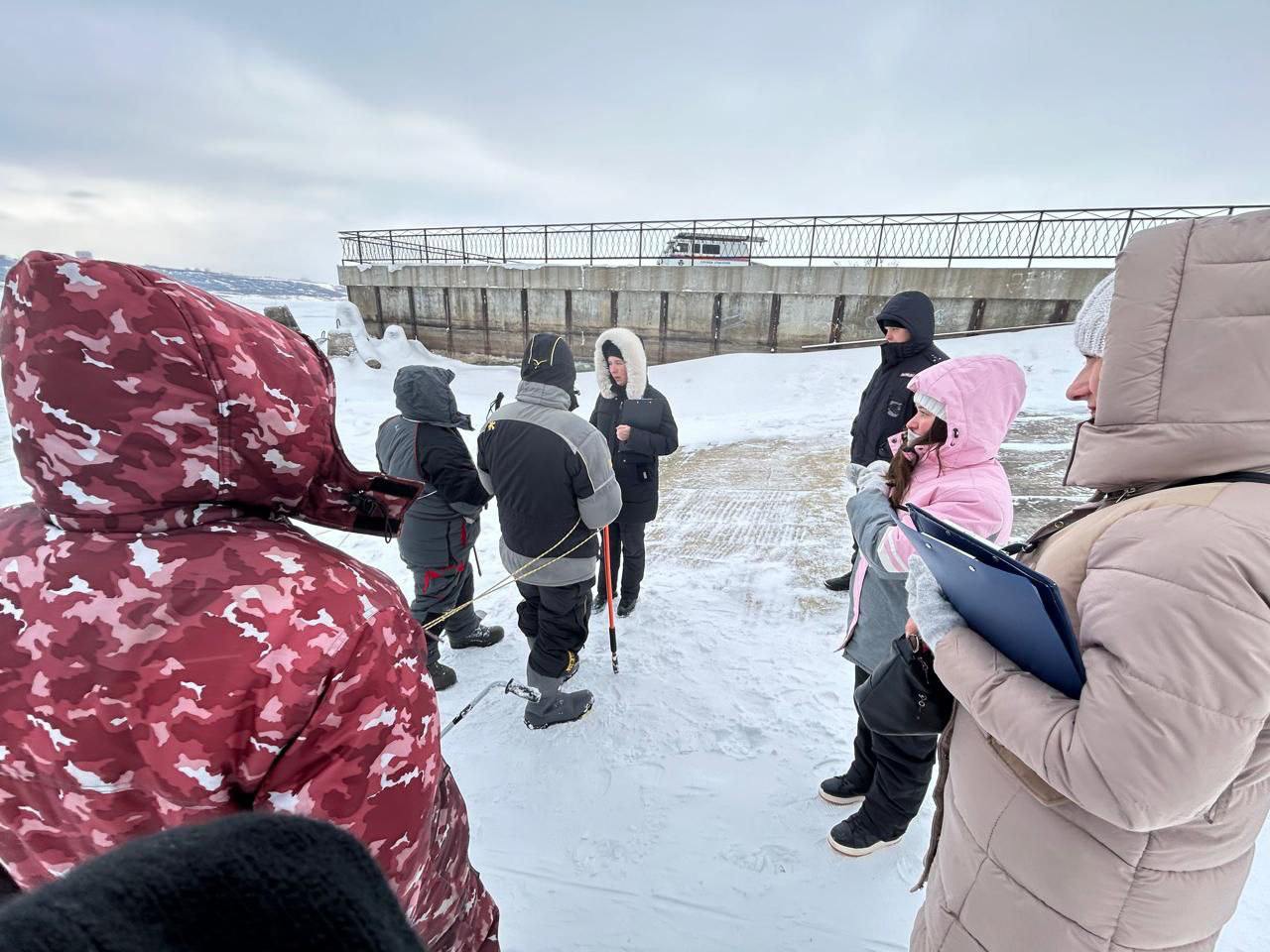 19 декабря в районе ульяновской дамбы на рыбаков-экстремалов составили семь протоколов за выход на неокрепший лед   Прислать новость