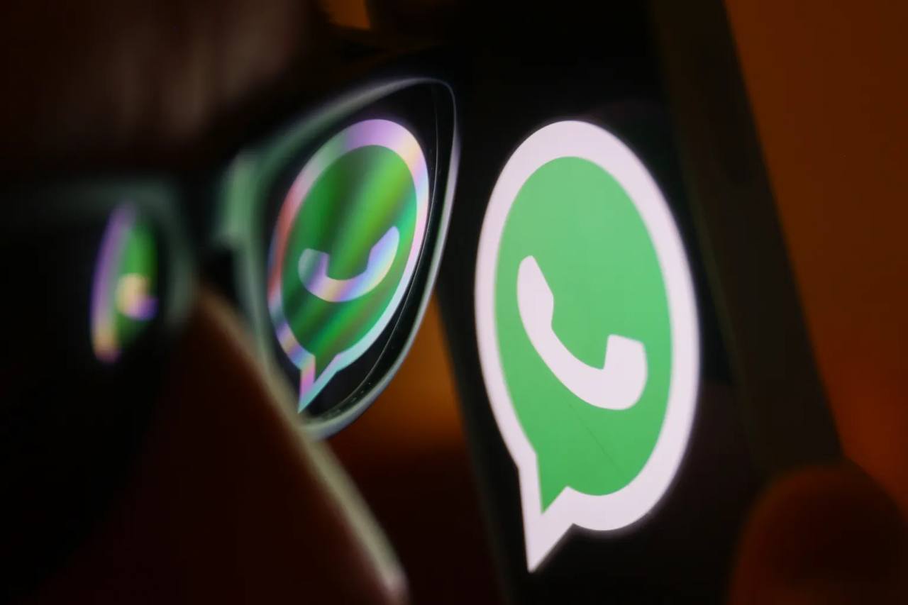 В WhatsApp впервые появится реклама Нововведение коснётся раздела «Статусы» — аналога историй в Instagram , в котором публикуются временные фото и видео. После просмотра нескольких обновлений от друзей пользователь увидит коммерческое объявление. В личных чатах, групповых беседах и звонках рекламы не будет. Глобальный запуск нововведения намечен на ближайшие месяцы. Принадлежит компании Meta, которая признана в РФ экстремистской и запрещена. Как вам? – Хорошая идея! Давно пора. – Везде эта реклама – Не пользуюсь WhatsApp