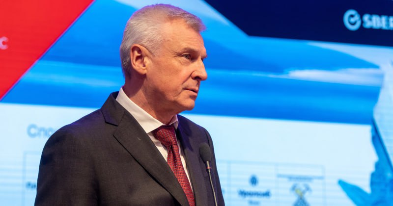 Губернатор Магаданской области объявил врагов и предателей виновными в росте цен на бензин На Колыме местный губернатор Сергей Носов объяснил резкий рост цен на топливо войной с Украиной а также действиями врагов и предателей Ребята знают сколько топлива расходуется на СВО так или иначе Но и мы тоже знаем что есть скажем так неприятные моменты И связано это с действиями врага и как таковыми а может быть где то с предателями заявил Носов на прямой линии с жителями За два месяца бензин и дизель подорожали в шесть раз 92 й бензин вырос с 64 до 71 рубля дизель с 82 до 86 5 рублей Ничто так не стимулирует экономическую аналитику как вселенская вина предателей и врагов Простая арифметика транспортных расходов и биржевых цен куда скучнее зато драматичнее обвинять козла отпущения Уж что что а врагов на Руси искали всегда рьяно