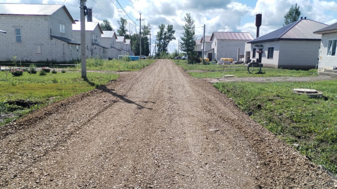 В Центральном районе Барнаула продолжается реализация проектов инициативного бюджетирования По инициативе активных и неравнодушных барнаульцев на территории района укладывают щебень на улице Европейской в поселке Центральном. Стоимость проекта 3,4 млн. рублей, финансовое участие жителей составило чуть более 15% от общей стоимости проекта. Протяжённость дорожного полотна около километра. #мэриябарнаула ТОЛК