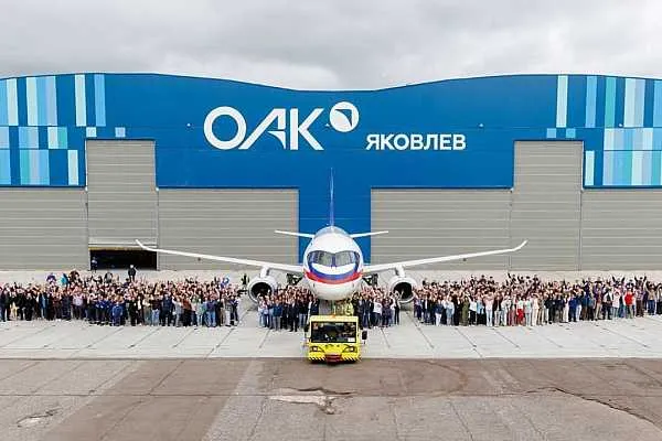 Антон Алиханов первый серийный Superjet 100 уже прошел заводские испытания Полностью российский самолет Superjet 100 уже готов к серийным поставкам производители смогут поставить машину сразу после получения сертификата типа заявил глава Минпромторга РФ Антон Алиханов Об этом сообщает РИА Новости Серийное производство самолетов полностью готово Первая серийная машина уже прошла заводские испытания готовы поставить борт сразу после получения сертификата типа Дальше вопрос эксплуатации в самой авиакомпании сказал министр SJ 100 ближнемагистральный узкофюзеляжный самолет который создается по программе импортозамещения систем и компонентов Лайнер станет еще одной моделью в семействе эксплуатирующихся в настоящее время самолетов типа Superjet Его сертификация запланирована на август 2026 года В различной степени готовности в настоящее время находится 26 серийных самолетов из 42 законтрактованных aviaru net n295337 Оставайся в информационном потоке подпишись на наш канал в MAX