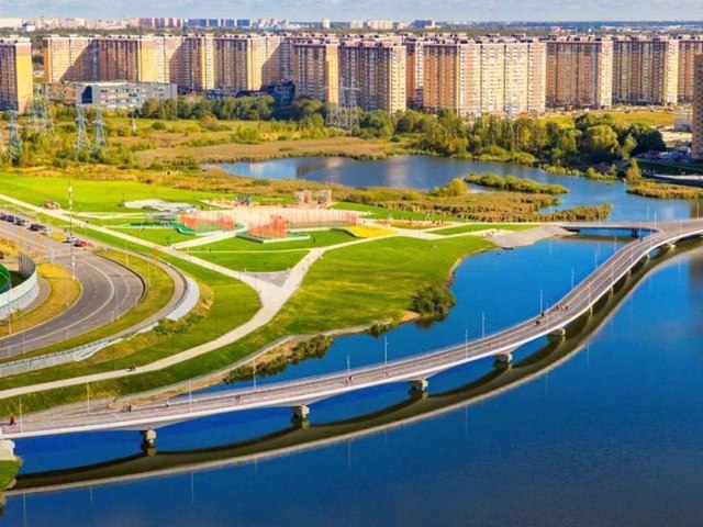В Люберцах построили новый мост который уменьшил время пути до станции метро Некрасовка на 15 минут Губернатор сообщил об открытии моста длиной 600 метров в парке Дружба в Люберцах Автор Алина Гриценко Парк и мост Дружба через озеро Черное в Люберцах открыты после масштабного благоустройства Этот проект был реализован совместно с Москвой на границе двух регионов сообщил губернатор Московской области Андрей Воробьев Благодаря новому мосту путь из микрорайона Зенино до станции метро Некрасовка сократился на 15 минут Длина моста почти 600 метров он оснащен подсветкой а в парке создан круговой маршрут для велосипедистов и пешеходов В парке оборудованы детские и спортивные площадки смотровые площадки с панорамными видами на озеро зоны для пикника и отдыха амфитеатры деревянные настилы и шезлонги
