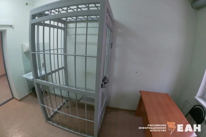 Директор челябинского комплекса «Трасса 74» не смог выйти из СИЗО Сторона защиты Сергея Ефимова, обжалуя постановление райсуда, просила изменить меру пресечения на домашний арест, запрет определенных действий или залог в размере 1 млн рублей. Ходатайство адвоката областной суд оставил без удовлетворения. Сергей Ефимов пробудет в СИЗО как минимум до 4 июля. Директора муниципального учреждения обвиняют в получении взятки. По данным следствия, Сергею Ефимову передали более 4 млн рублей за предоставление земельного участка для размещения асфальтового завода.