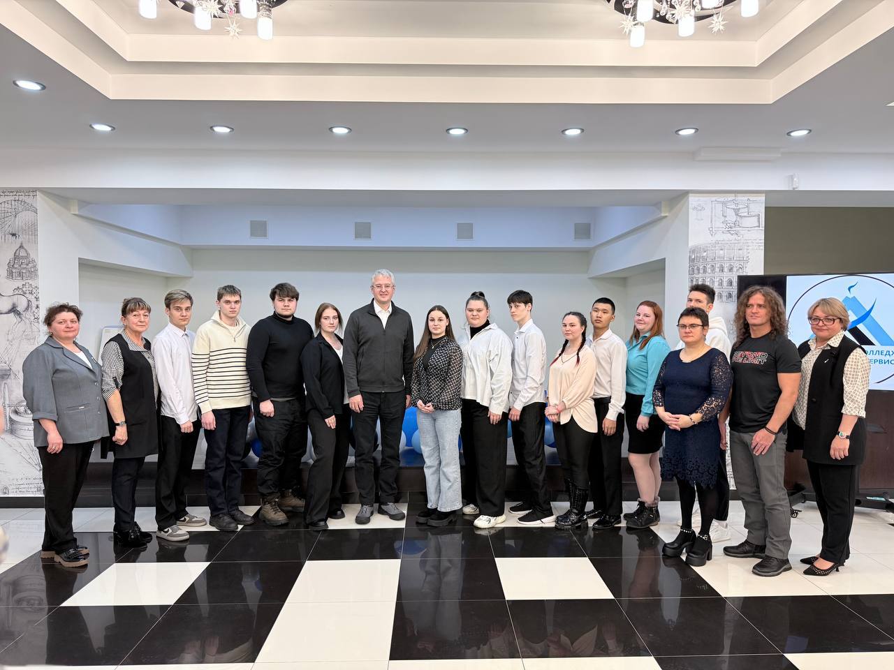 Открыли новый учебно производственный комплекс в Камчатском колледже технологии и сервиса здесь наши студенты под руководством опытных мастеров будут производить свежую выпечку и полуфабрикаты Для этого комплекса закуплено современное оборудование Это вторая производственная площадка запущенная на базе учебного заведения Продукцию реализуют не только в самом колледже но и поставляют в местные кофейни Новая инфраструктура откроет дополнительные возможности расширение ассортимента и рынков сбыта сотрудничество с кейтеринговыми компаниями Самое главное что студенты еще на этапе обучения могут получать ценные навыки и первую заработную плату В колледже много талантливых ребят из самых разных уголков Камчатки Для них работает общежитие и действуют льготные проездные билеты Дополнительно договорились проработать возможность организации заказного автобуса для доставки молодых людей к месту учебы Поговорили о будущей карьере и о том как использовать это время больших возможностей студенчество по максимуму Будем и дальше развивать производственную базу наших техникумов и колледжей чтобы ребята могли использовать современные технологии для реализации своего потенциала Подписывайтесь на мой канал в MAX