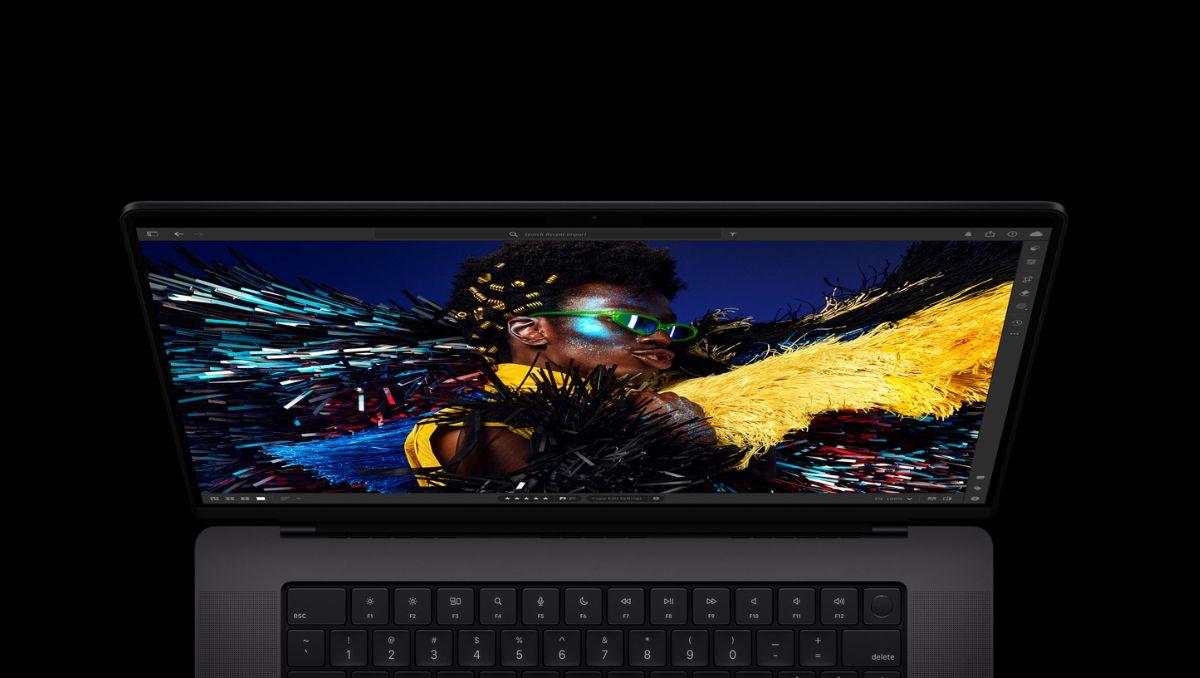 Когда выйдут новые MacBook на M5 В новом выпуске информационного бюллетеня Power On журналист и инсайдер Марк Гурман заявил что Apple готовится запустить массовое производство нескольких долгожданных продуктов Речь идёт о MacBook Air M5 MacBook Pro M5 а также мониторе Studio Display Инсайдер отметил что по прежнему ждёт выхода Vision Pro iPad Pro на базе M5 а также Apple TV и HomePod mini до конца 2025 А вот новые MacBook скорее всего в этом году не появятся По данным Гурмана заводы приступят к массовому производству моделей MacBook Pro с кодовыми названиями J714 и J716 MacBook Air J813 и J815 а также двух новых мониторов J427 и J527 уже в ближайшее время С большой долей вероятности они выйдут в первом квартале 2026 года Возможно Apple анонсирует их в пресс релизах как это было в 2023 году Ещё Гурман напомнил что Apple планирует выпустить бюджетный iPhone 17e iPad 12 и iPad Air на чипе M4 следующей весной iguides