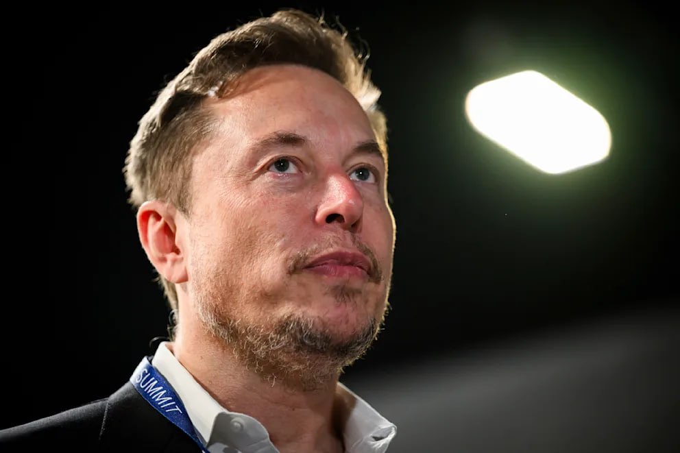 У Tesla снова падает прибыль, и света в конце тоннеля пока не видно Компания Илона Маска переживает кризис и второй раз подряд фиксирует падение квартальной прибыли. В минувшем квартале Tesla заработала 1,17 млрд долларов, что на 16% меньше, чем годом ранее. Выручка снизилась на 12% примерно до 22,5 млрд долларов. На внебиржевых торгах акции потеряли около 4%. Остановить падение прибыли компании пока что не может даже обновленная Model Y, которую планируется позиционировать как более доступную модель и производить в больших количествах в следующие месяцы. Маск анонсировал «несколько сложных кварталов». Президент США Дональд Трамп отменяет налоговые льготы для электромобилей, которые давали Tesla преимущество. Сохраняется и конкурентное давление со стороны других крупных производителей, таких как Volkswagen или BMW. Политическая поддержка Дональда Трампа в конце прошлого и начале этого года также отпугнула многих клиентов Tesla. В Китае компания уступает долю на рынке в ходе ценовой войны с другими брендами. В результате всех этих факторов склады по всему миру заполняются нераспроданными автомобилями компании Маска.