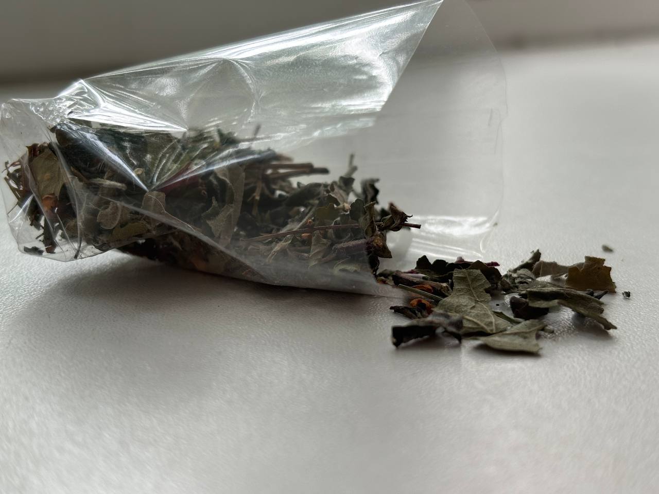 Полицейские поймали мужчину с наркотиками в Биробиджанском районе ЕАО В селе Валдгейм в 05 30 утра патрульно постовая служба МО МВД России Биробиджанский остановила автомобиль Шевроле Круз из за низкой скорости Водитель проигнорировал требования полиции что привлекло внимание правоохранителей В ходе личного досмотра у 47 летнего мужчины под поясом надетых брюк было обнаружено 4 полимерных свертка с массой бурого цвета со специфическим запахом Кроме того задержанный попытался совершить сброс одного из свертков и убежать но был задержан Изъятое принадлежит пассажиру автомобиля а внутри согласно исследованию находится масло каннабиса массой около 37 грамм и смесь табака с гашишным маслом общим весом 6 9 грамм Биробиджанец признался что в декабре прошлого года он рыбачил в селе Желтый Яр и обнаружил в снегу стеклянную банку в которой находилось 4 полимерных свертка Изучив содержимое он решил оставить найденное себе и спрятал запрещенные вещества у обочины в с Найфельд Через некоторое время он на такси доехал к месту тайника забрал пакет и вышел к автодороге где его ожидала знакомая О том что мужчина перевозит в салоне автомобиля наркотическое средство женщина не знала Подпишись в MAX   Прислать новость