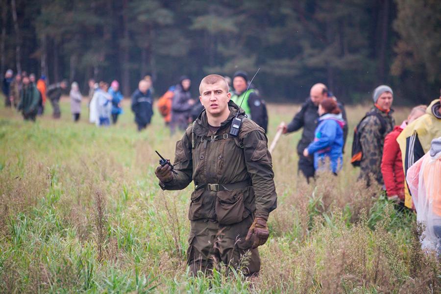 Пожалуй, один из самых полезных сервисов выпускает МТС совместно с «Лизой Алерт» Компания МТС совместно с поисково-спасательным отрядом «Лиза Алерт» представила новый сервис — «МТС.ГеоПоиск», который поможет в оперативном розыске пропавших людей. Об этом рассказала генеральный директор МТС Инесса Галактионова на конференции «Цифровая индустрия промышленной России» ЦИПР . Суть проекта в том, что поисковики смогут быстро получать информацию о возможном местоположении человека по данным его мобильного устройства. Для этого будут использоваться данные GPS, Wi-Fi и информация о том, к какой базовой станции подключался телефон. В зависимости от модели устройства и плотности застройки точность определения местоположения составляет от 50 до 150 метров. Как подчеркнула Галактионова, «МТС.ГеоПоиск» станет первым сервисом на рынке, который позволит родственникам пропавшего человека обратиться в «Лизу Алерт» и уже в течение нескольких минут получить данные о его предполагаемом местонахождении в режиме реального времени. Это значительно ускорит процесс поиска и повысит шансы на спасение. Флэш Питер - подписаться