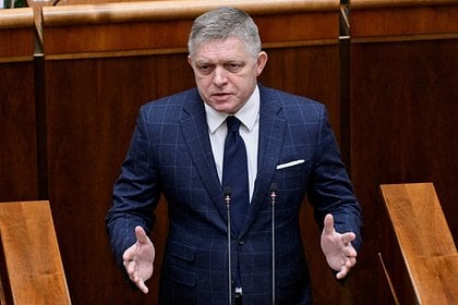 Премьер Словакии заявил о краже на Украине отправленных Европой денег  Премьер-министр Словакии Роберт Фицо заявил, что на Украине разворовывается половина средств, которые Европейский союз  ЕС  предоставляет Киеву. Об этом сообщает портал Sita. sk. «Мы собираемся поднять эту тему на Европейском совете, потому что Евросоюз вкладывает деньги, и огромные суммы просто теряются там», — отметил словацкий премьер. Фицо добавил, что украинский лидер Владимир Зеленский заинтересован в продолжении конфликта, так как «у него нет мандата и он прекрасно знает, что его никогда не изберут президентом». Кроме того, Зеленский понимает, что его страна финансируется из внешних источников.