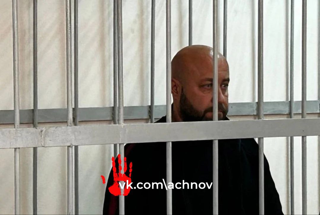 Исполняющий обязанности ректора УралГУФКа хотел выйти из СИЗО под залог в 2 миллиона рублей За него готов был внести деньги его брат. Защита также ходатайствовала о замене содержания под стражей на домашний арест. Однако прокуратура выступила против смягчения меры пресечения, и областной суд постановил оставить Евгения Черепова в СИЗО до 30 августа. Черепова обвиняют в получении взяток от студентов на сумму свыше 200 тысяч рублей, когда он занимал должность заведующего кафедрой физического воспитания ЮУрГУ. За эти деньги он ставил оценки, не требуя посещения лекций и сдачи экзаменов. Черепов признал свою вину.