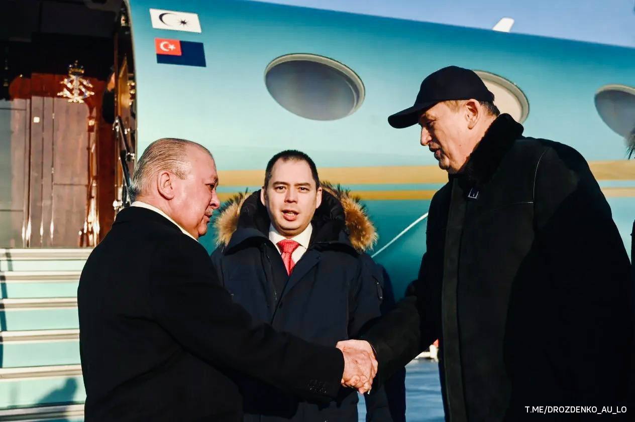 В Россию прилетел верховный правитель Малайзии султан Ибрагим губернатор Ленобласти Александр Дрозденко встретил его в Пулково и опубликовал фото Султан Ибрагим написал в соцсети что прибыл в Россию по приглашению Владимира Путина его визит будет длиться по 27 января