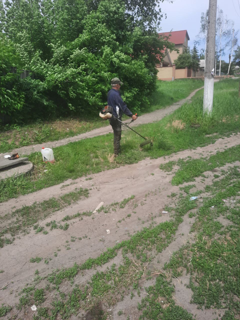 На территории городского округа город Ровеньки продолжаются работы покосу сорных трав. Сегодня работниками МУП «Спецкомавтотранс» продолжаются работы по покосу травы механизированным способом вдоль автомобильной дороги по ул. Карла Маркса. Напоминаем жителям частного сектора провести покос травы на прилегающих территориях к домовладениям. Покос травы является важной мерой по поддержанию чистоты и порядка на территории округа.